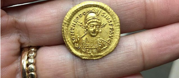 1,600-Year-Old Coin Unearthed by Students in Northern Israel 1,600-Year-Old Coin Unearthed by Students in Northern Israel - Sputnik International