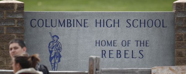 Students leave Columbine High School late Tuesday, April 16, 2019, in Littleton, Colo. Following a lockdown at Columbine High School and other Denver area schools, authorities say they are looking for a woman suspected of making threats. - Sputnik International