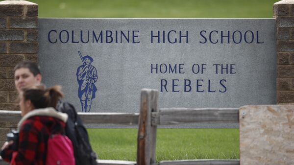 Students leave Columbine High School late Tuesday, April 16, 2019, in Littleton, Colo. Following a lockdown at Columbine High School and other Denver area schools, authorities say they are looking for a woman suspected of making threats. - Sputnik International
