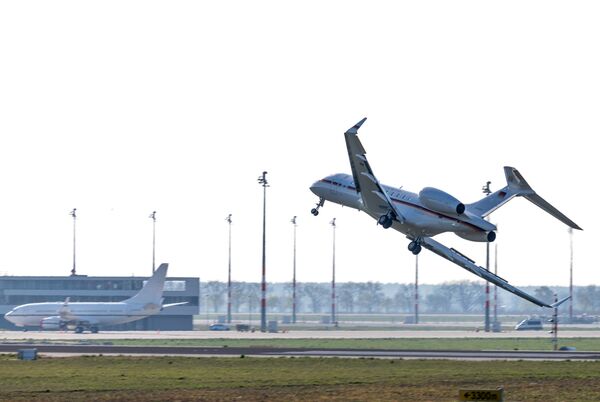 A Global 5000 jet of the government has problems landing at Schoenefeld Airport in Berlin, on April 16, 2019. Following a malfunction shortly after take-off, the aircraft turned back to Berlin-Schoenefeld Airport with major problems. A Global 5000 jet of the government has problems landing at Schoenefeld Airport in Berlin, on April 16, 2019. Following a malfunction shortly after take-off, the aircraft turned back to Berlin-Schoenefeld Airport with major problems. - Sputnik International