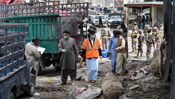 Pakistani security officials inspect the site of a bomb blast at a fruit market in Quetta on April 12, 2019 - Sputnik International