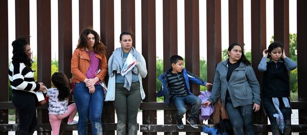 Central American migrants turn themselves in to U.S. Border Patrol as they seek asylum after illegally crossing the Rio Grande near Penitas, Texas, U.S., April 6, 2019 - Sputnik International