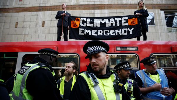 Police is seen as climate change activists demonstrate during the Extinction Rebellion protest, at Canary Wharf DLR station in London, Britain April 17, 2019. - Sputnik International