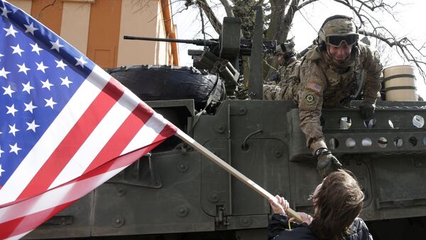 A US army soldier greets a supporter as a US army convoy arrives in Prague, Czech Republic, Monday, March 30, 2015. - Sputnik International