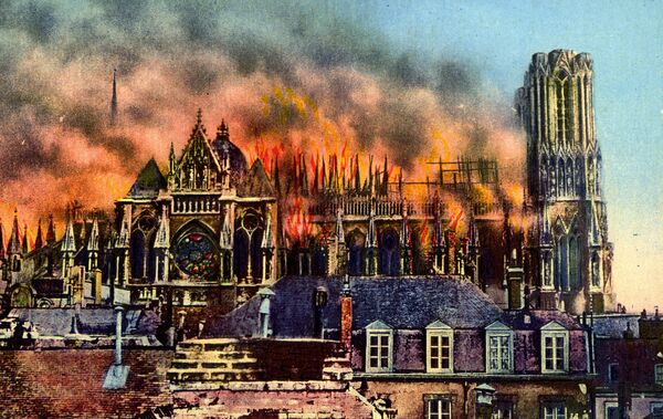 Notre-Dame de Reims on Fire During World War I - Sputnik International
