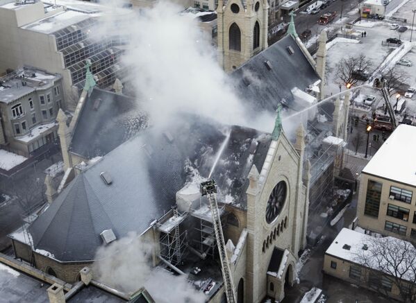 The Holy Name Cathedral in Chicago on Fire - Sputnik International