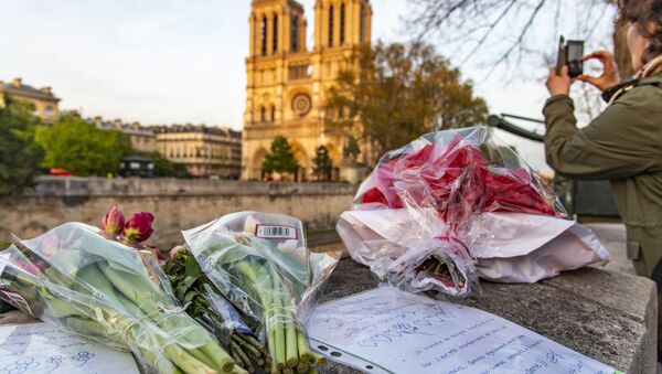Parisians pray for restoration of Notre-Dame after the fire - Sputnik International