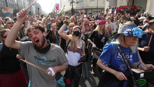 Climate change activists attend the Extinction Rebellion protest at Oxford Circus in London, Britain April 18, 2019. - Sputnik International