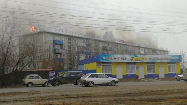 2,000 Square Meter Roof of Residential Building Burns in Kansk, Russia - Sputnik International