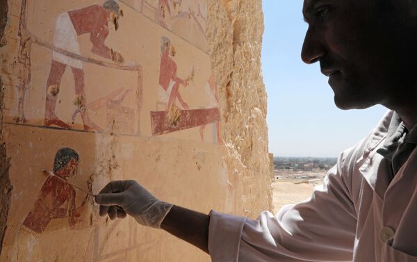 An Egyptian archaeologist works inside one of the largest newly discovered pharaonic tombs Shedsu Djehuty in Luxor, Egypt April 18, 2019 - Sputnik International