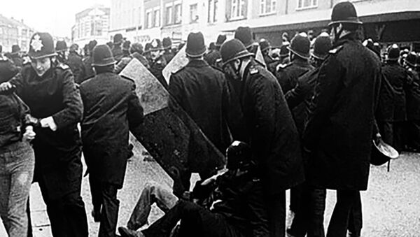 Police arresting a man in Southall on 23 April 1979 - Sputnik International