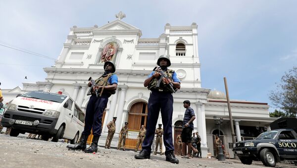 Sri Lankan military officials stand guard in front of the St. Anthony's Shrine in Colombo after explosion. - Sputnik International