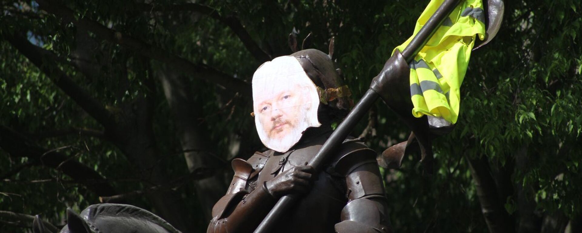 Photo of Julian Assange attached to the statue of Joan of Arc in Toulouse, France - Sputnik International, 1920, 15.11.2021
