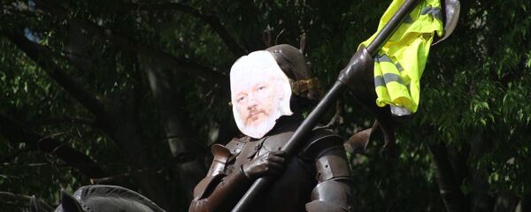 Julian Assange's photo attached to the statue of Joan of Arc in Toulouse, France - Sputnik International