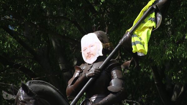 Photo of Julian Assange attached to the statue of Joan of Arc in Toulouse, France - Sputnik International