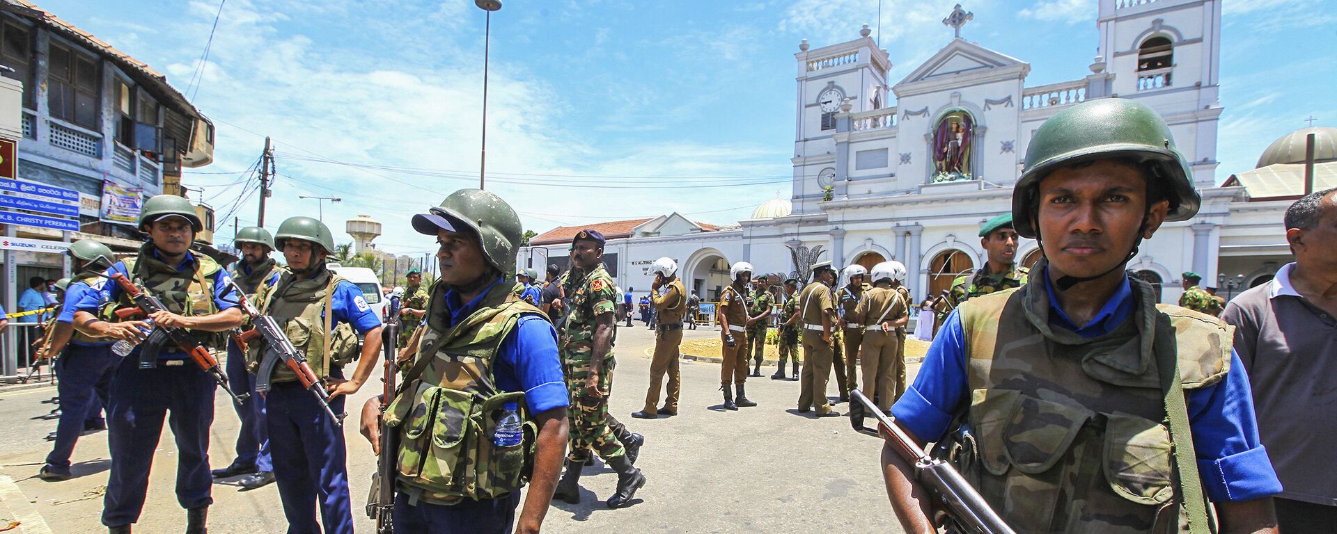 Sri Lankan Army soldiers secure the area around St. Anthony Shrine after a blast in Colombo, Sri Lanka, Sunday, April 21, 2019. - Sputnik International, 1920, 22.05.2019