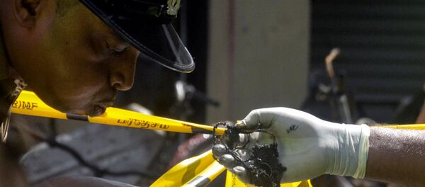 Sri Lankan Crime Division police officers inspect the explosion site at a church in Batticaloa, Sri Lanka April 21, 2019. - Sputnik International
