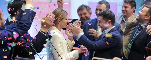 Ukrainian comedian and presidential candidate Volodymyr Zelenskiy, center right, and his wife Olena Zelenska, center left, greet their supporters at his headquarters Ukrainian comedian and presidential candidate Volodymyr Zelenskiy, center right, and his wife Olena Zelenska, center left, greet their supporters at his headquarters - Sputnik International