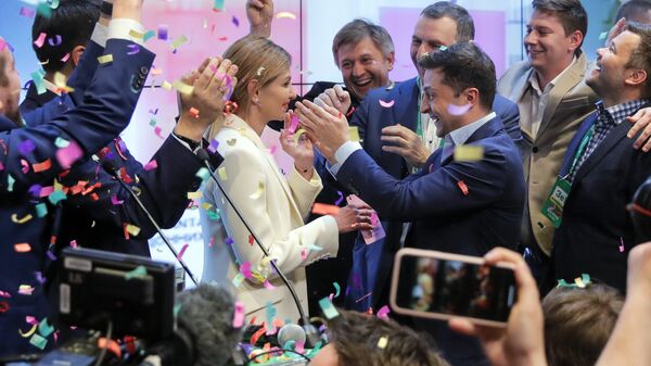 Ukrainian comedian and presidential candidate Volodymyr Zelenskiy, center right, and his wife Olena Zelenska, center left, greet their supporters at his headquarters - Sputnik International