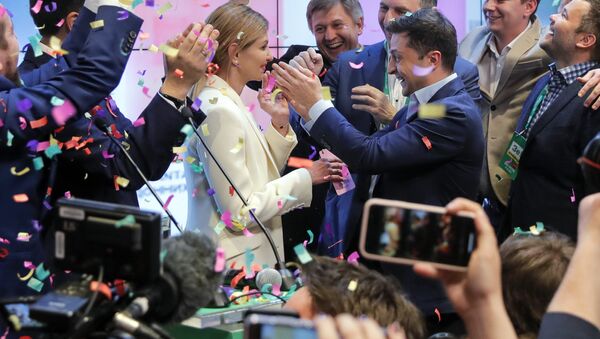 Ukrainian comedian and presidential candidate Volodymyr Zelenskiy, center right, and his wife Olena Zelenska, center left, greet their supporters at his headquarters - Sputnik International
