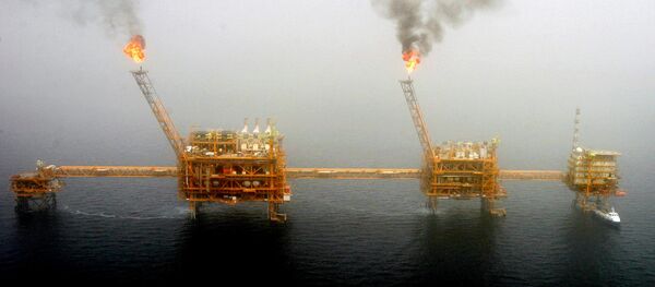 Gas flares from an oil production platform at the Soroush oil fields in the Persian Gulf, south of the capital Tehran, 25 July , 2005 - Sputnik International