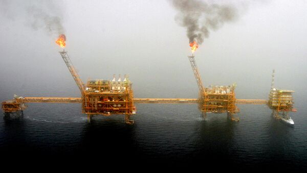 Gas flares from an oil production platform at the Soroush oil fields in the Persian Gulf, south of the capital Tehran, July 25, 2005 - Sputnik International