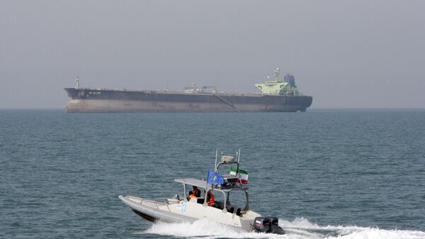 Iranian Revolutionary Guard speedboat moves in the Persian Gulf near an oil tanker (File) - Sputnik International