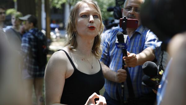 Chelsea Manning speaks to the media after attending a rally in support of the J20 defendants, Friday, 11 May 2018, in Washington. Protesters want charges dropped against defendants who face multiple felonies relating to Inauguration day protests. - Sputnik International