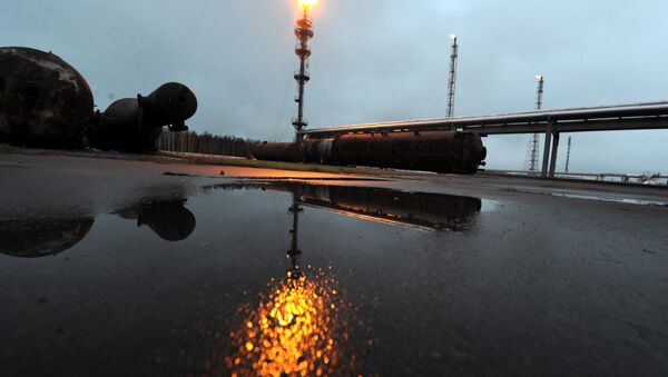 Casing-head gas flares on a stack at the Mozyr oil refinery some 300 km south of Minsk in Mozyr on January 4, 2013 - Sputnik International