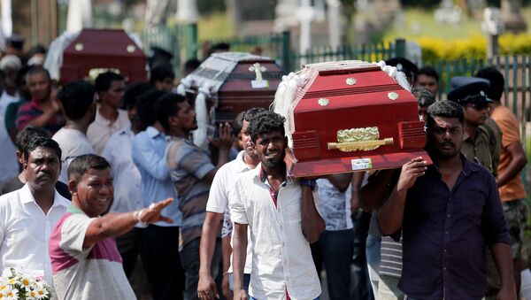 Coffins of victims are carried during a mass for victims, two days after a string of suicide bomb attacks on churches and luxury hotels across the island on Easter Sunday, in Colombo, Sri Lanka April 23, 2019. - Sputnik International