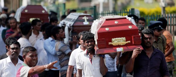Coffins of victims are carried during a mass for victims, two days after a string of suicide bomb attacks on churches and luxury hotels across the island on Easter Sunday, in Colombo, Sri Lanka April 23, 2019. - Sputnik International
