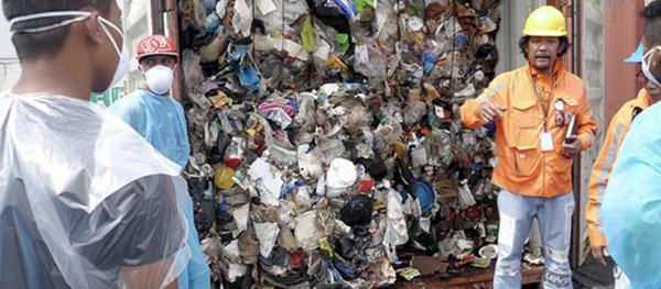 Philippine environment officials open one of the container vans containing garbage shipped illegally from Canada Philippine environment officials open one of the container vans containing garbage shipped illegally from Canada - Sputnik International