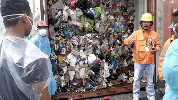 Philippine environment officials open one of the container vans containing garbage shipped illegally from Canada - Sputnik International