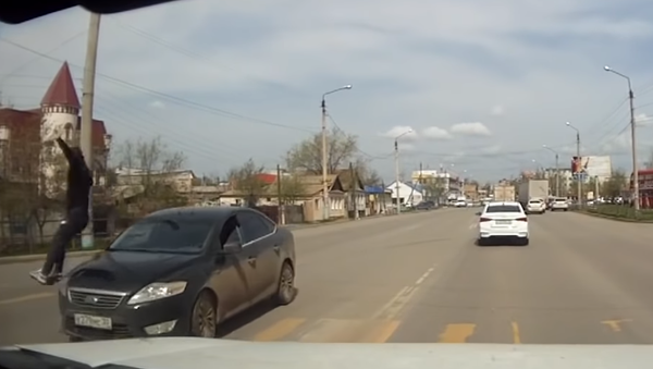 Look Both Ways: Pedestrian Learns Painful Traffic Lesson in Astrakhan - Sputnik International