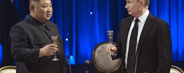 Russian President Vladimir Putin toasts with North Korean leader Kim Jong Un at a reception after their talks at the Far Eastern Federal University campus on Russky Island in Vladivostok, Russia - Sputnik International