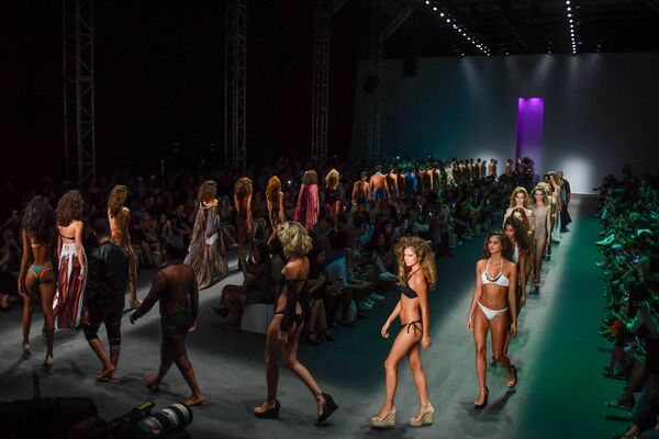 Some Like It Hot: Sensual Outfits at Brazil Fashion Week - Sputnik International