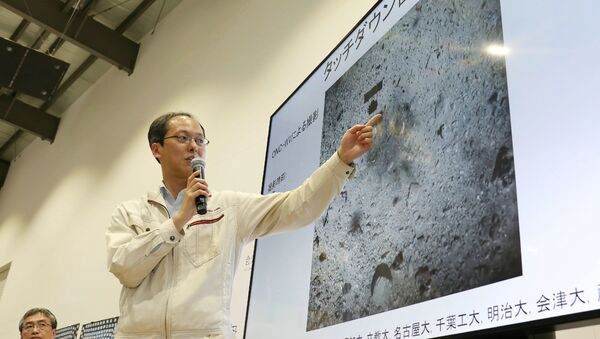 Yuichi Tsuda, project engineer of the Hayabusa2 mission from the Japan Aerospace Exploration Agency (JAXA) points at an image showing the surface of the asteroid Ryugu before touchdown by the Hayabusa2 spacecraft during a press conference in Sagamihara on February 22, 2019 - Sputnik International