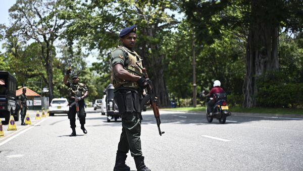 Soldiers take up their positions at a checkpoint on a street in Colombo on April 25, 2019, following a series of bomb blasts targeting churches and luxury hotels on the Easter Sunday in Sri Lanka - Sputnik International