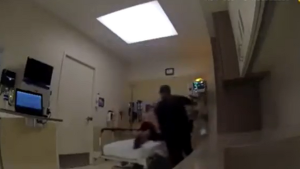 Florida cop investigated by department's internal affairs after body camera footage shows him punching a suspect handcuffed to a hospital bed - Sputnik International
