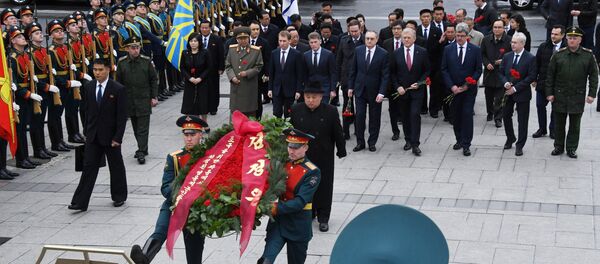 DPRK leader Kim Jong Un takes part in wreath laying ceremony in Vladivostok - Sputnik International