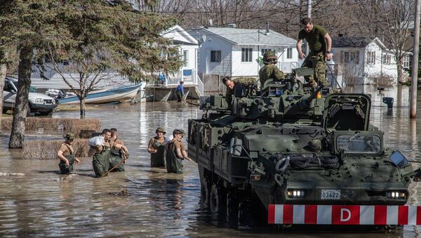 Soldiers from the 2nd Canadian Division of the Canadian Armed Forces from Quebec assist sandbagging and other efforts during a response to natural disasters in Maskinonge, Quebec, Canada April 21, 2019 - Sputnik International