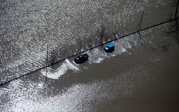 A view from a Canadian Forces helicopter shows cars driving through a flooded road in the region of Rigaud, Quebec, Canada April 21, 2019 - Sputnik International