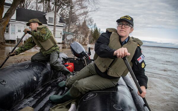 Royal Canadian Navy and Royal Canadian Engineers personnel patrol an area of flooding to look for those in need of help or evacuation in Maskinonge, south of Trois-Rivieres, Quebec, Canada April 23, 2019 - Sputnik International