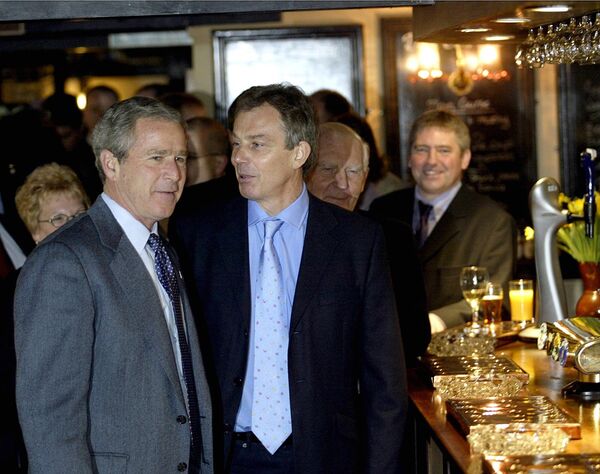 US President George W. Bush (L) and Prime Minister Tony Blair stop by the Dun Cow Inn for lunch 21 November 2003 in Trimdon, UK. Bush is finishing a four-day state visit to Britain today and will return to Washington this evening.  - Sputnik International
