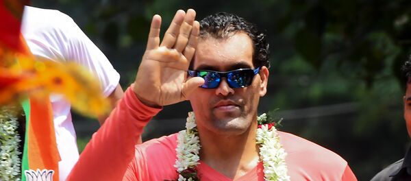 Indian professional wrestler Dalip Singh Rana known as 'The Great Khali' of the World Wrestling Entertainment (WWE) company, gestures as he joins the rally of Bharatiya Janata Party (BJP) candidate for the Jadavpur constituency, Anupam Hazra (unseen), in Kolkata on April 26, 2019 - Sputnik International