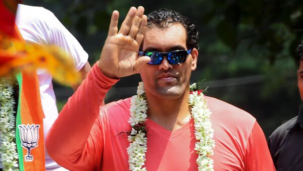 Indian professional wrestler Dalip Singh Rana known as 'The Great Khali' of the World Wrestling Entertainment (WWE) company, gestures as he joins the rally of Bharatiya Janata Party (BJP) candidate for the Jadavpur constituency, Anupam Hazra (unseen), in Kolkata on April 26, 2019 - Sputnik International