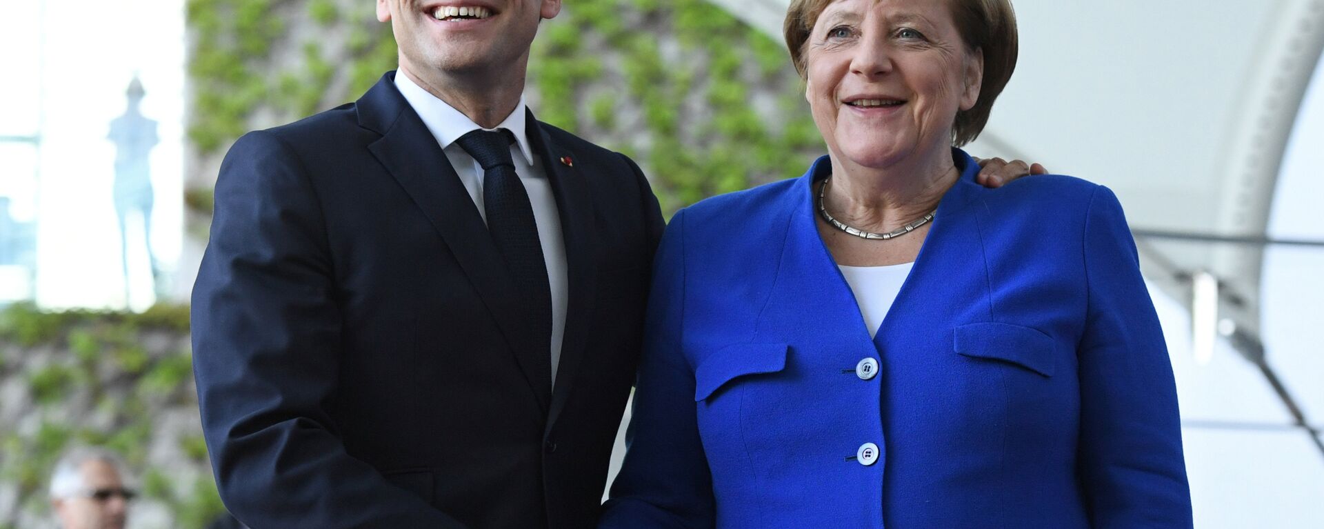 German Chancellor Angela Merkel welcomes French President Emmanuel Macron before a meeting with Western Balkans leaders, at the Chancellery in Berlin, Germany, April 29, 2019. - Sputnik International, 1920, 15.05.2019