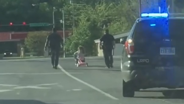 Preschool Pursuit: Four-Year-Old and Her Chihuahua Attempt to Evade US Cops - Sputnik International