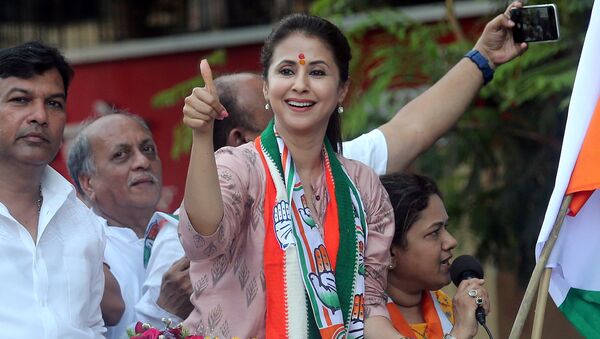 Urmila Matondkar, Bollywood actress-turned-politician who recently joined India's main opposition Congress party, gestures during her election campaign rally in Mumbai, India, April 11, 2019 - Sputnik International
