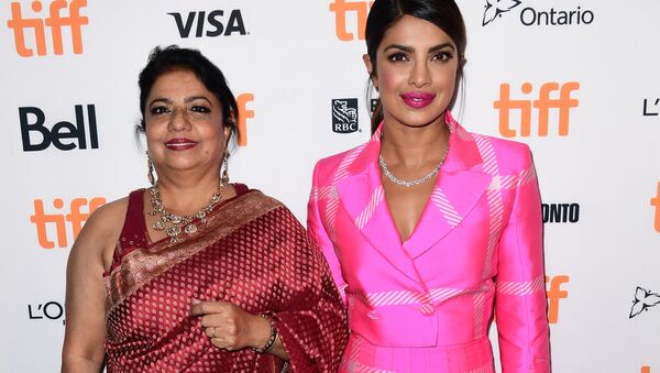 Madhu Chopra (L) and Priyanka Chopra attend the 'Pahuna: The Little Visitors' premiere during the 2017 Toronto International Film Festival at Scotiabank Theatre on September 7, 2017 in Toronto, Canada - Sputnik International